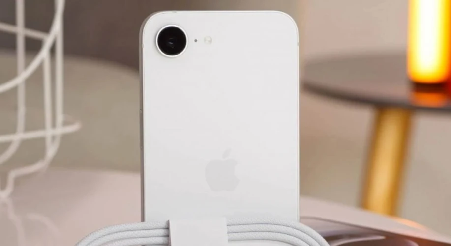 Что купить — iPhone 16e или iPhone 15: аккумулятор и зарядка